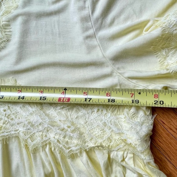 JUNIPER BLUE Pastel Yellow V Neck Top With Lace Detailing Size Medium NW… - Picture 8 of 10